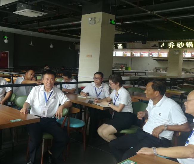 關心食堂就餐情況 關心食堂就餐情況