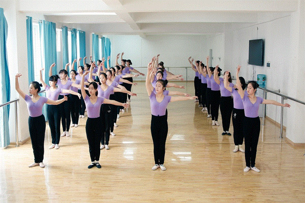 學生們正在進行舞蹈訓(xùn)練